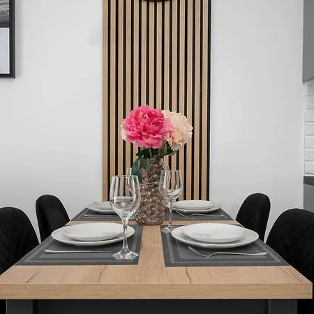 Comfortable For 4 Guests With Terrace, Garden And Projector By Renters דירה