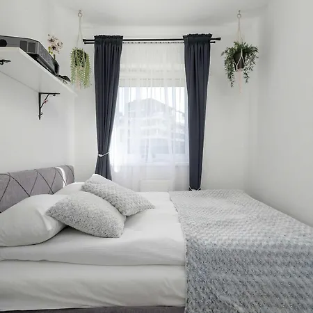 דירה Comfortable For 4 Guests With Terrace, Garden And Projector By Renters *